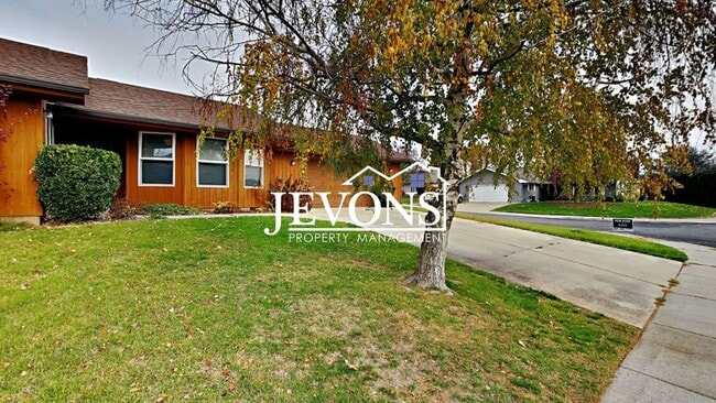 Foto del edificio - Enjoy this 3-bedroom home featuring a fully equipped kitchen, a two-car attached garage, and a fe...