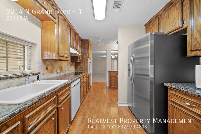 Foto del edificio - 2214 N Grand Blvd