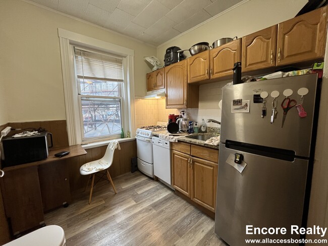 Building Photo - 126 Warren St