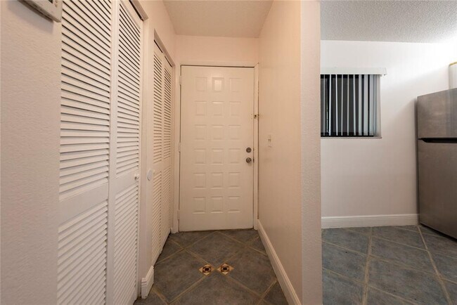 Foto del edificio - 10571 Royal Palm Blvd