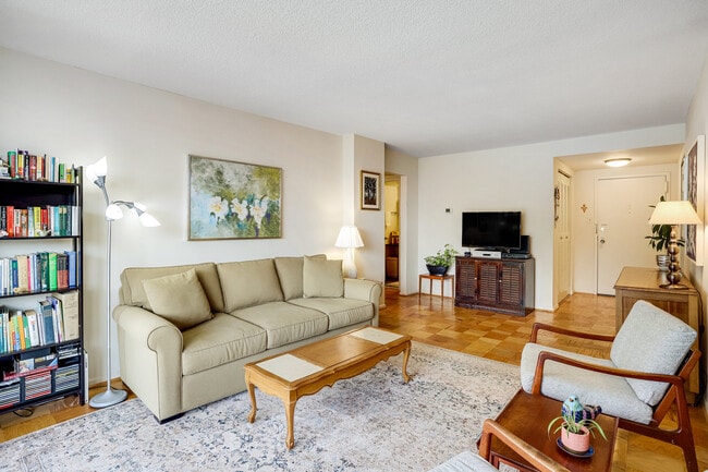 Spacious & bright living area leading to balcony - 118 Monroe St