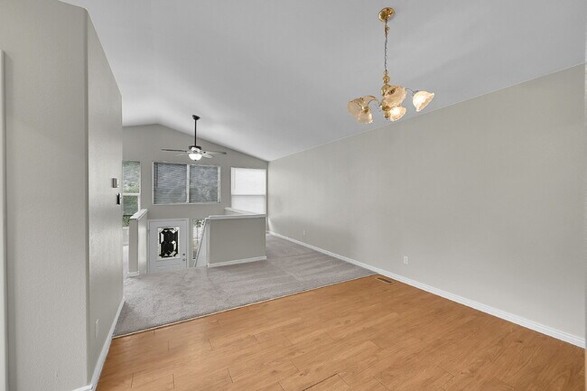 Foto del edificio - $2,490.95, 4 bed, 2.5 bath, located in Englewood