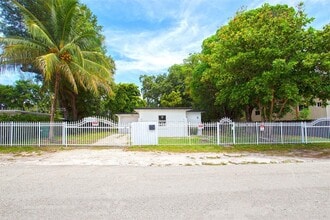 Building Photo - 1528 NE 145th St