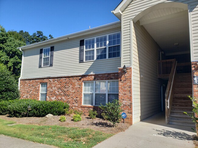 Foto del edificio - 1820 Crest Hollow Dr