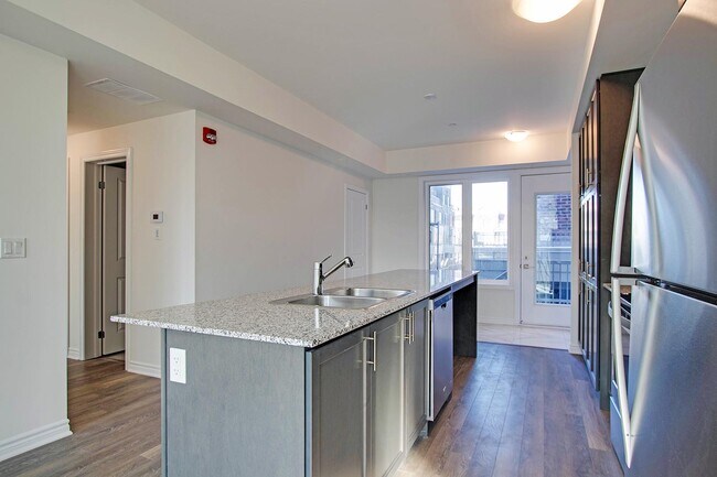 Photo du bâtiment - 12-3580 lakeshore blvd Etobicoke Ontario M8W3J6