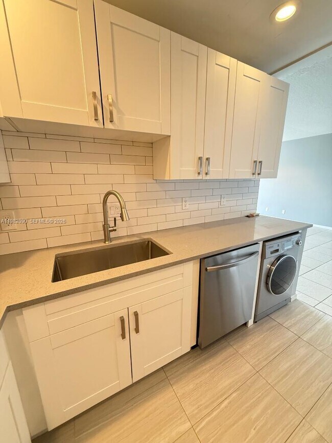 Foto del edificio - 2261 NE 67th St