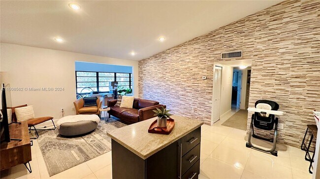 Foto del edificio - 4944 NW 102nd Ave