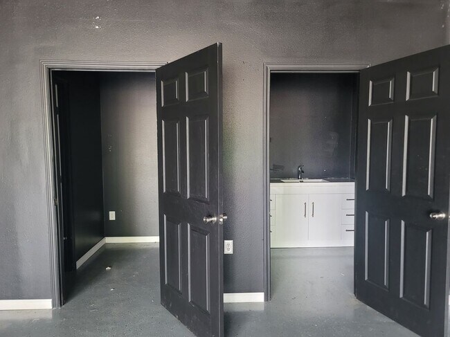 Foto del edificio - 8700 Colonel Glenn Rd