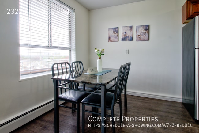 Photo du bâtiment - Renovated 1 Bedroom in Glenview West, Elev...