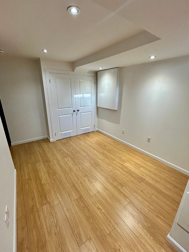 Salon - 18 Macklem Av