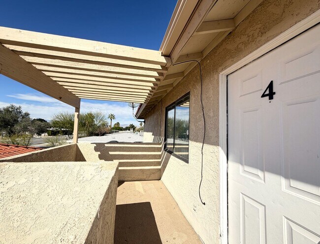 Foto del edificio - COMING SOON!! 3 Bedroom 2 Bathroom Upper Level Unit in Cathedral City!