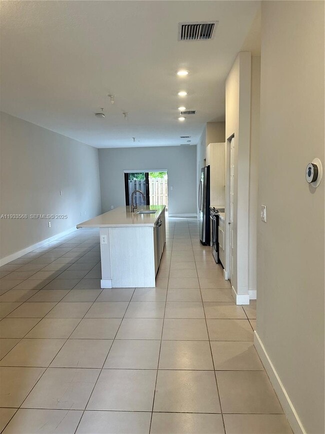 Foto del edificio - 7815 NW 104th Ave