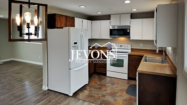 Building Photo - Spacious 4-bedroom family home with a full...