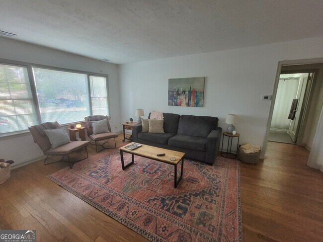 Foto del edificio - 990 Sycamore Dr