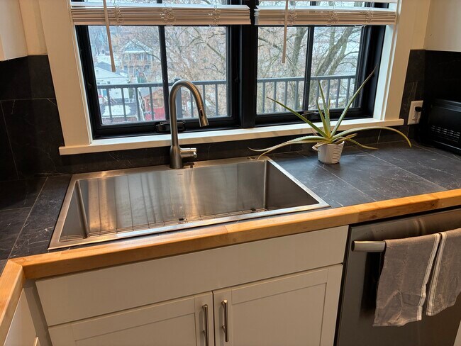 Building Photo - 217 State St