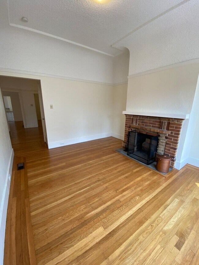 Building Photo - Single Family Home Available Now