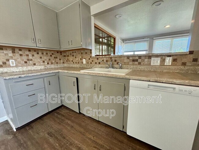 Building Photo - 2224 Choteau St