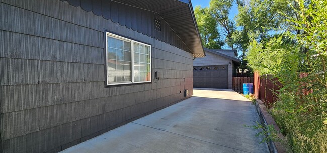 Building Photo - 3 bedroom 2 bathroom