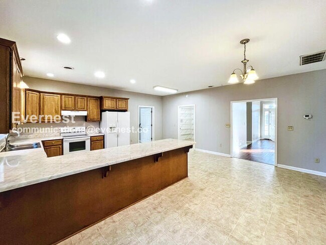 Foto del edificio - 4 Bed/2.5 Bath Home with Fenced Yard & Garage / Pet-Friendly / Available Now!