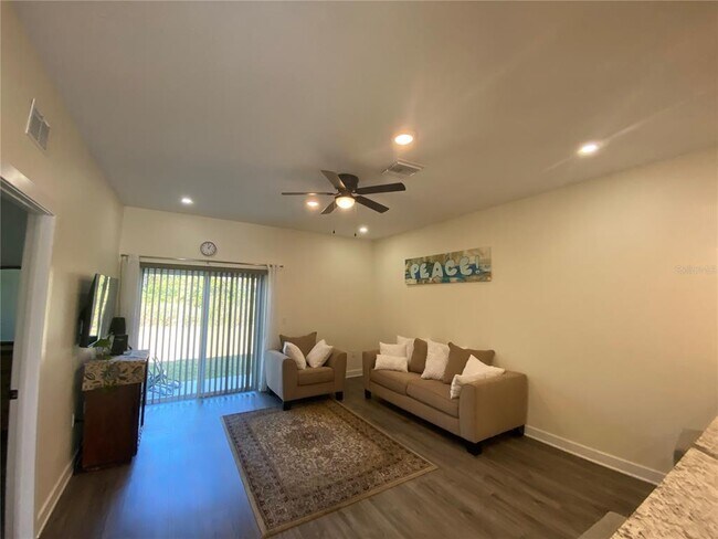 Foto del edificio - 11974 Tetzel Ave