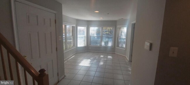 Foto del edificio - 10210 Sherman Heights Pl