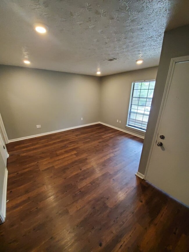 Building Photo - 2 Bed/1 Bath Available in July!