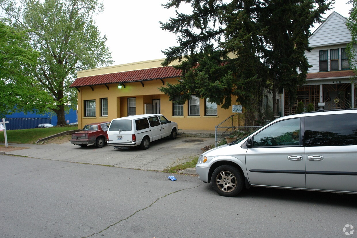 Building Photo - 916 W Augusta Ave