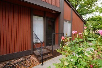 Building Photo - 1155 Lakeside Dr