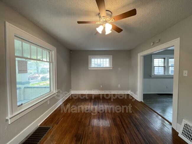 Building Photo - 216 Lexington Ct