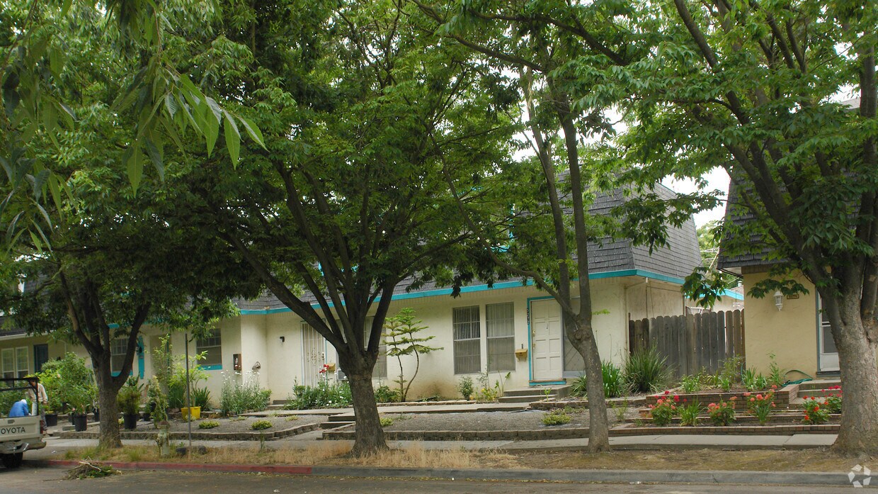 Building Photo - 5268-5272 Snow Dr