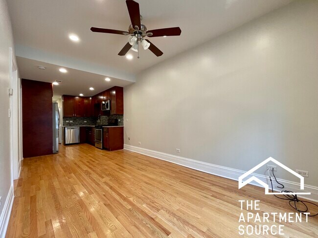Building Photo - 2027 W Armitage Ave