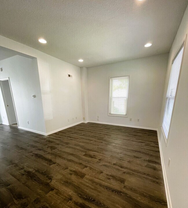 Foto del edificio - $1975 FOR RENT - SINGLE UPDATED FAMILY HOU...
