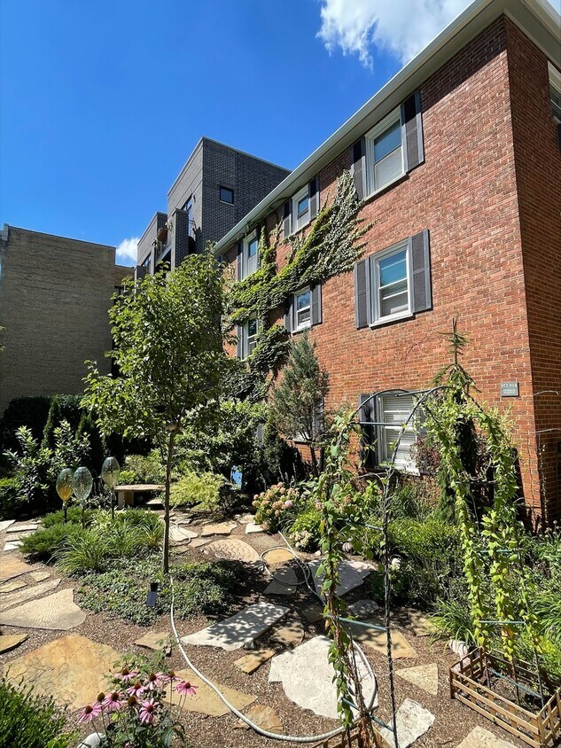 912 Hinman Ave Unit 2E, Evanston, IL 60202 Condo for Rent in Evanston
