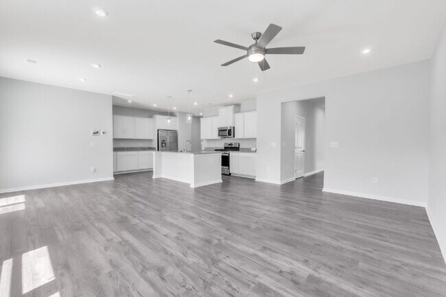 Building Photo - PRICE DROP! Spacious Westbriar Woods Home ...