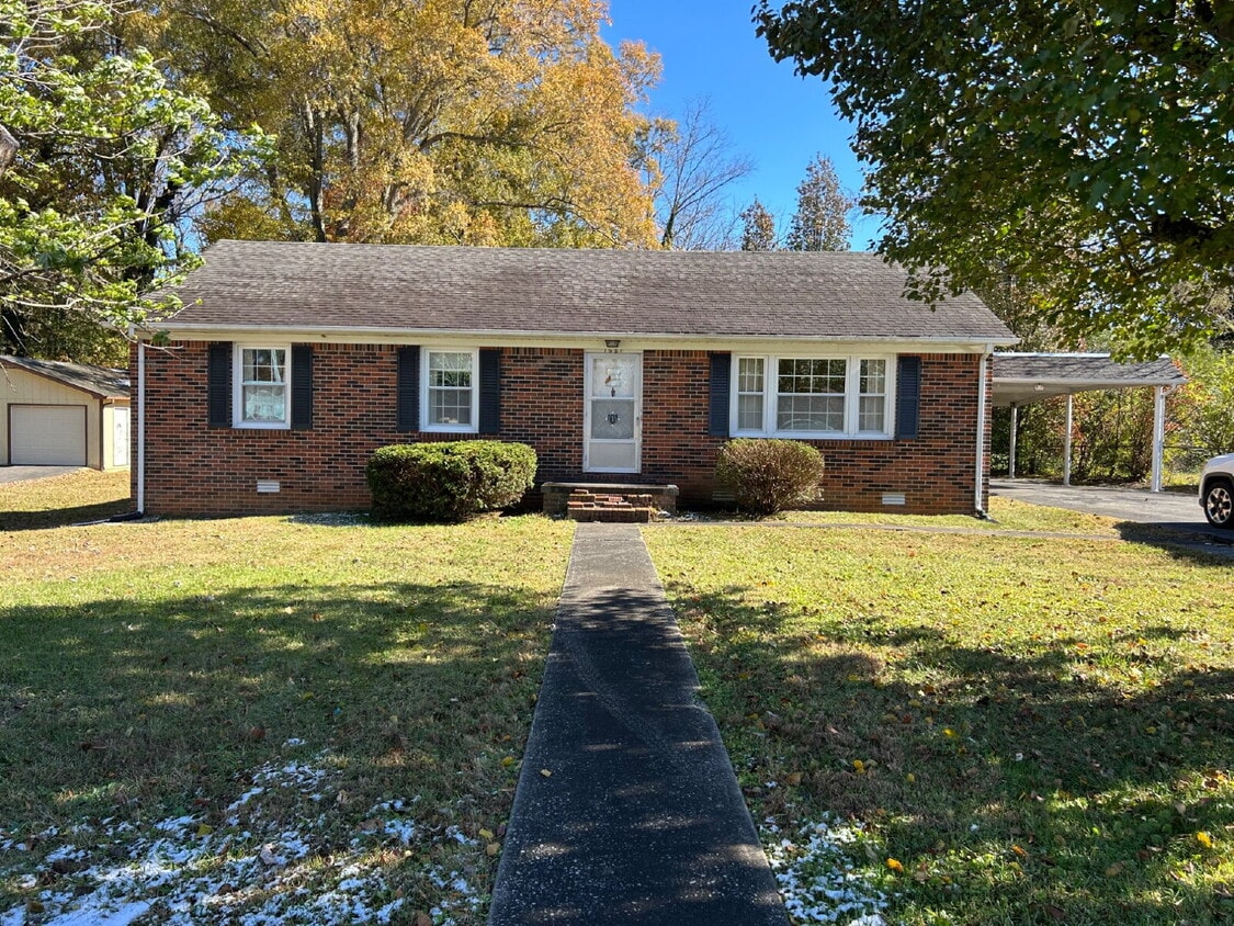 "Charming 3-Bed Home with Hardwood Floori... - "Charming 3-Bed Home with  Hardwood Floori...