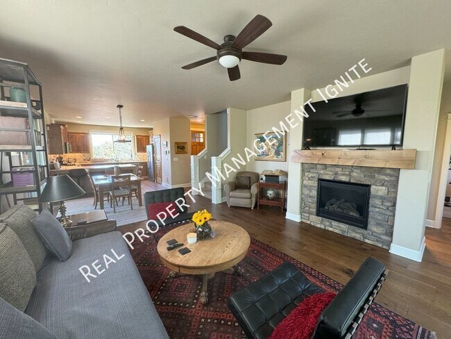 Building Photo - Beautiful Fully Furnished Awbrey Butte Home