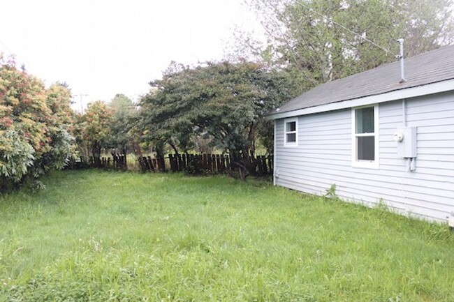 Building Photo - Super Cute Small, Home in McKinleyville