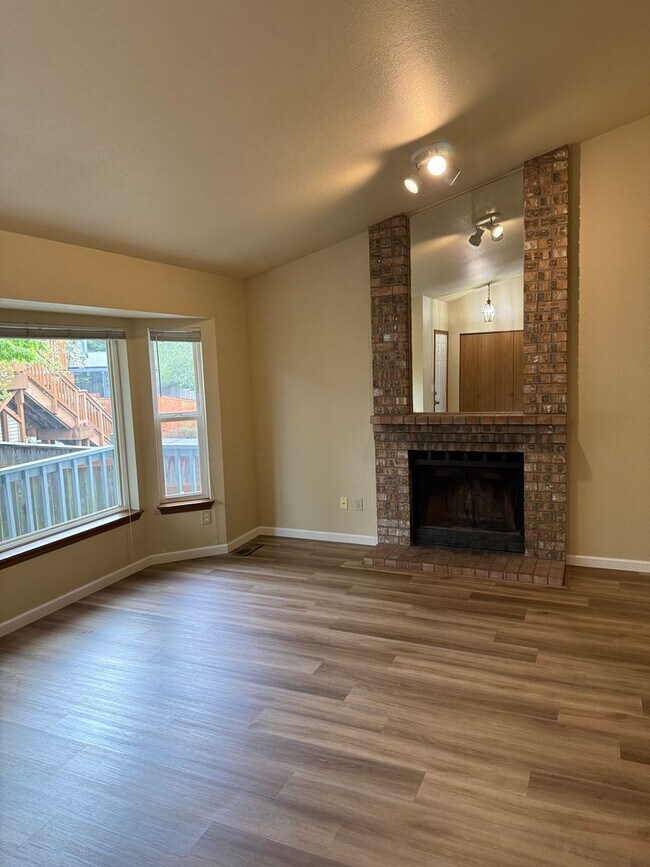 Foto del edificio - 3 Bedroom + 2 Bath +Family Room Tri-Level Lynnwood $2950 per Month