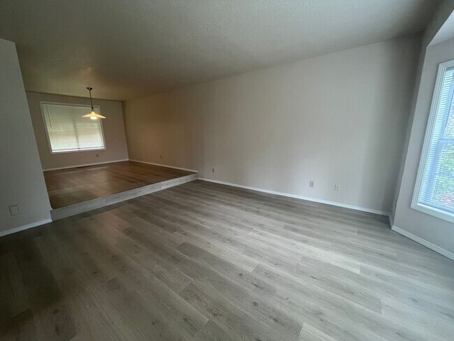 Building Photo - Beautifully Updated West Linn Home Near West Linn High School