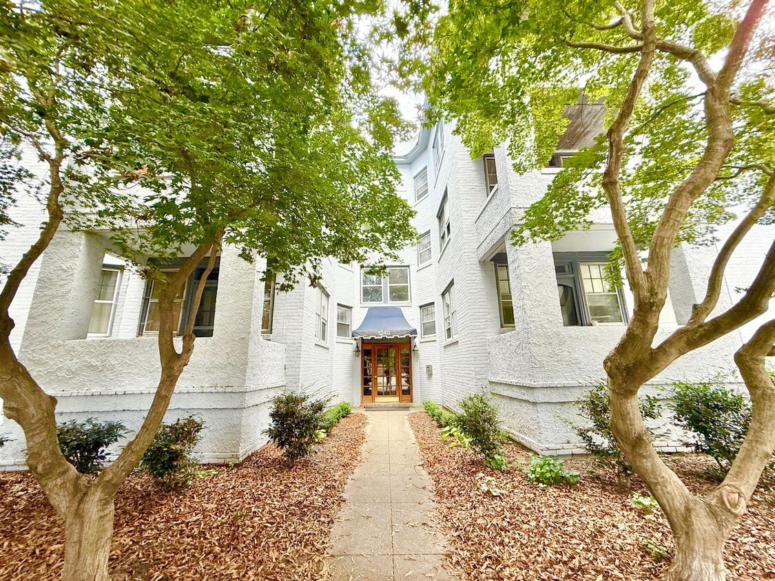 Foto principal - **BEST DEAL**Ghent -2 Bedroom condo 2nd Fl...