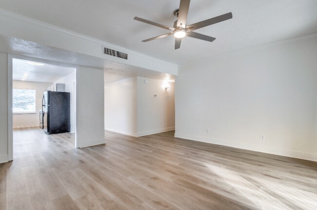 Building Photo - 5913 Maple Ln