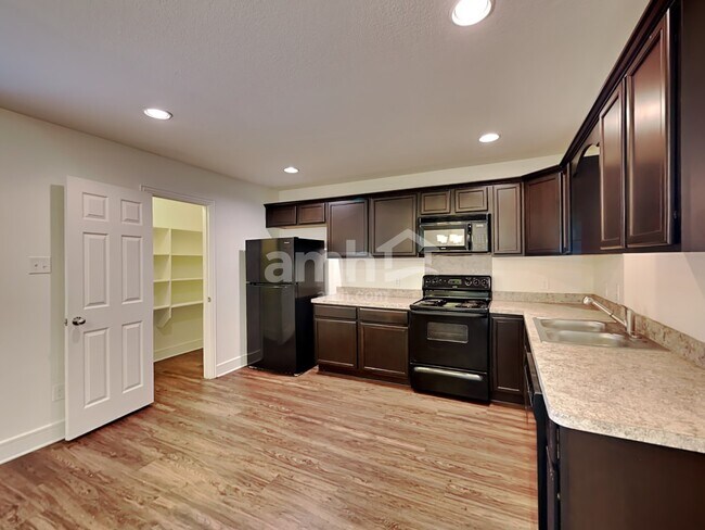 Foto del edificio - 1938 Cross Oaks Dr