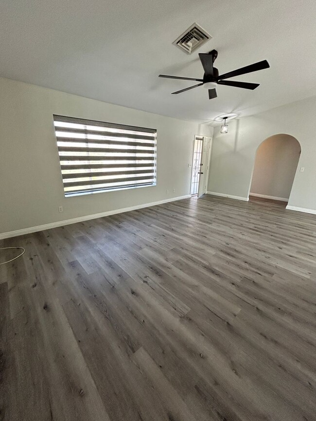 Building Photo - Unfurnished Home!