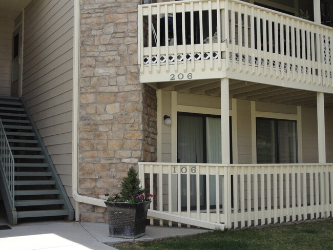 ext look unit 106 - 8335 Fairmount Dr