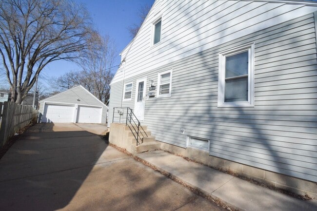 Building Photo - Move-In Ready Duplex Unit with Large Yard!