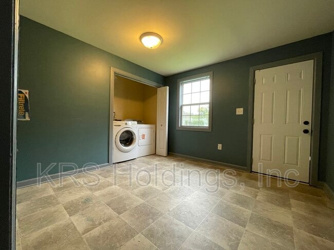 Building Photo - 706 Burgess Ave