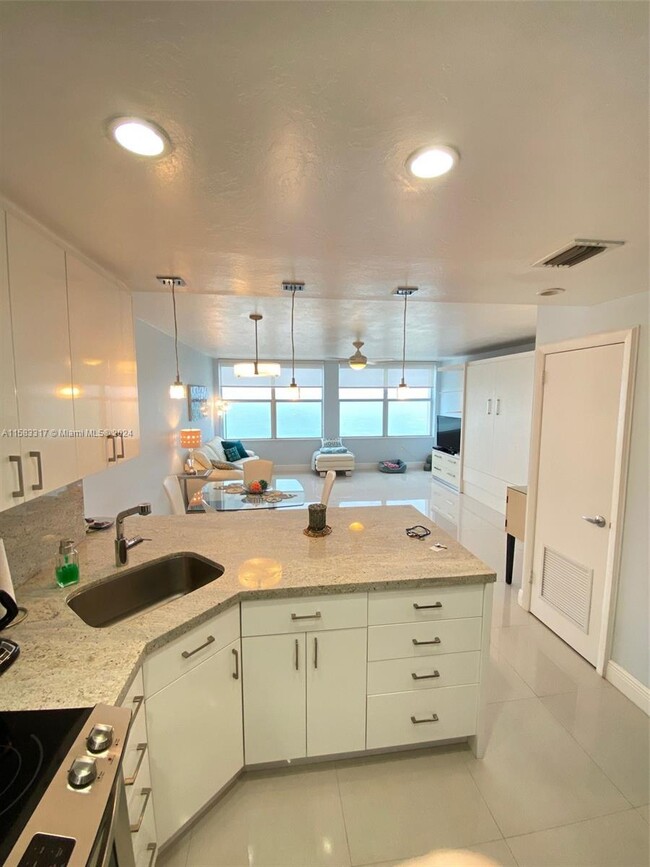 Building Photo - 2899 Collins Ave