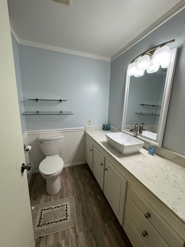 Foto del edificio - 3 bed 2 bath house with 2 car garage in great area!