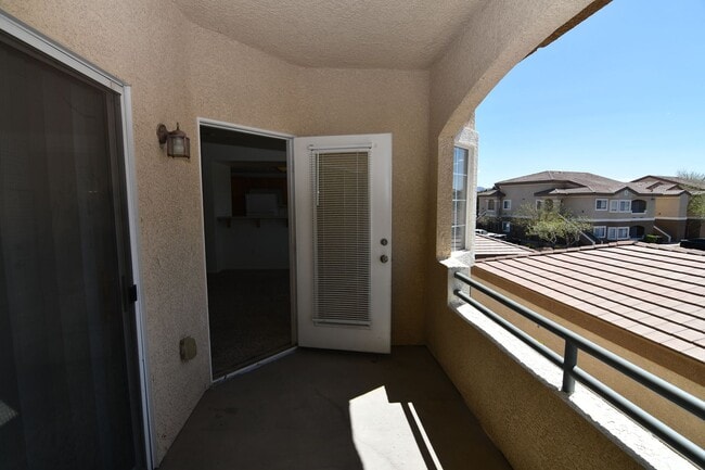 Building Photo - 2 bed/2 full bath, condo WITH GARAGE