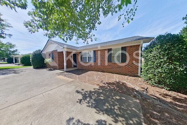 Building Photo - 310 Deer Park Dr